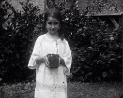 Photogramme issu du film amateur : " Portrait de fête de Geneviève (9 ans)" - Fresnay-le-Long, 23 juillet 1929, André Noufflard, 9,5mm, inv : 0050N0024 (240) © Normandie Images